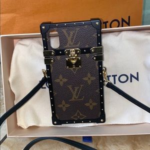 LOUIS VUITTON EYE TRUNK WITH STRAP (iPhone X/XS)